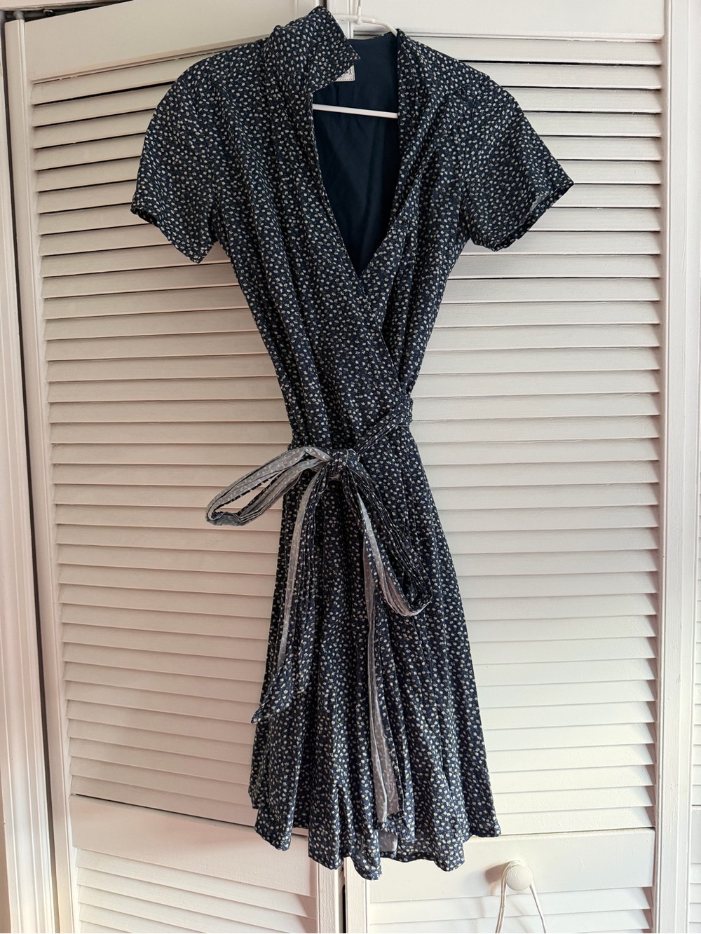 Bridge & Burn Navy Ditsy Floral Short-Sleeve Wrap Dress XS